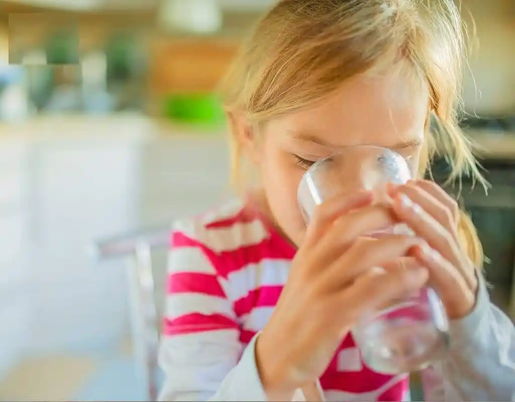 El valor del agua para mantenerse hidratado en el verano
