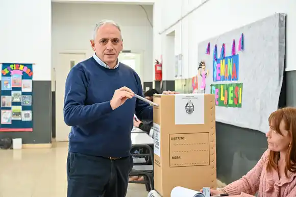 Javier Gastón votó en Chascomús y llamó a participar "con esperanza" para fortalecer la democracia bonaerense