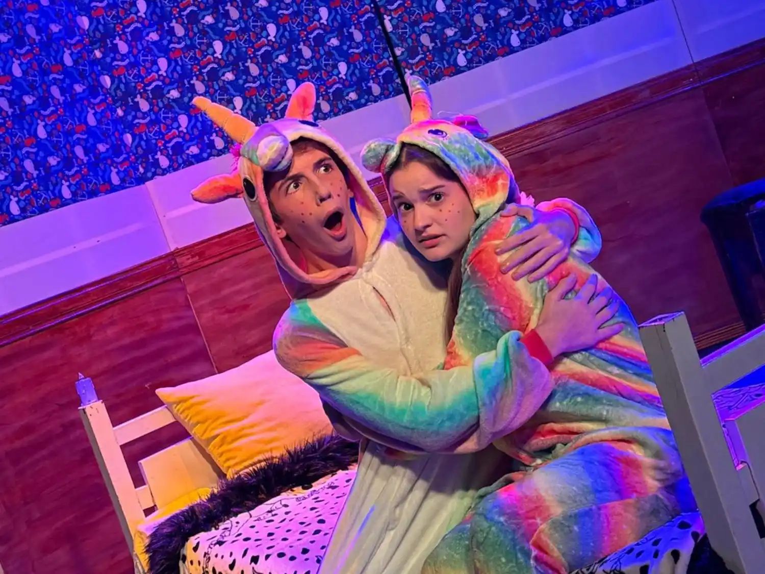 Los actores de "Chau, Señor Miedo", Máximo Girardi y Emilia Delprato.