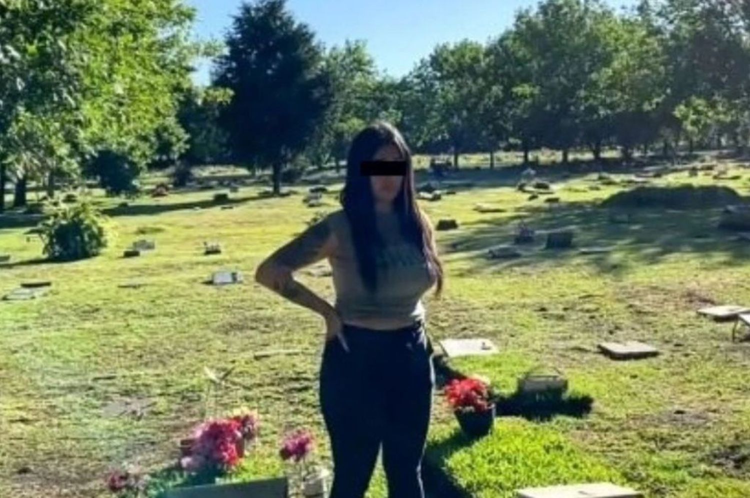 Realizaron un video porno en el cementerio y los denunciaron por profanar una tumba