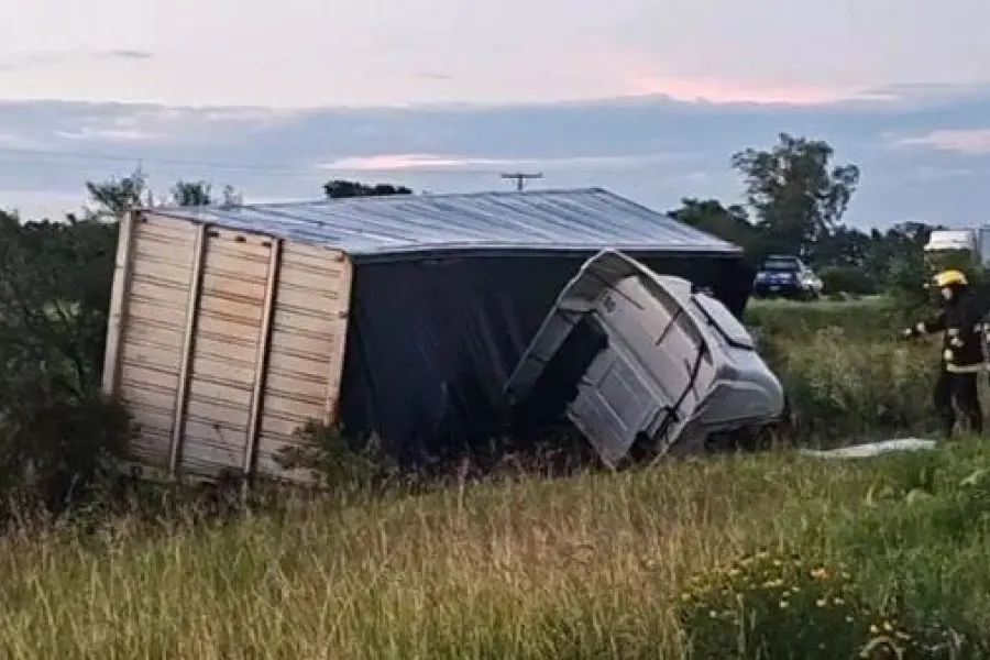 Un hombre de 39 años chocó contra un camión en Ruta 11 y perdió la vida