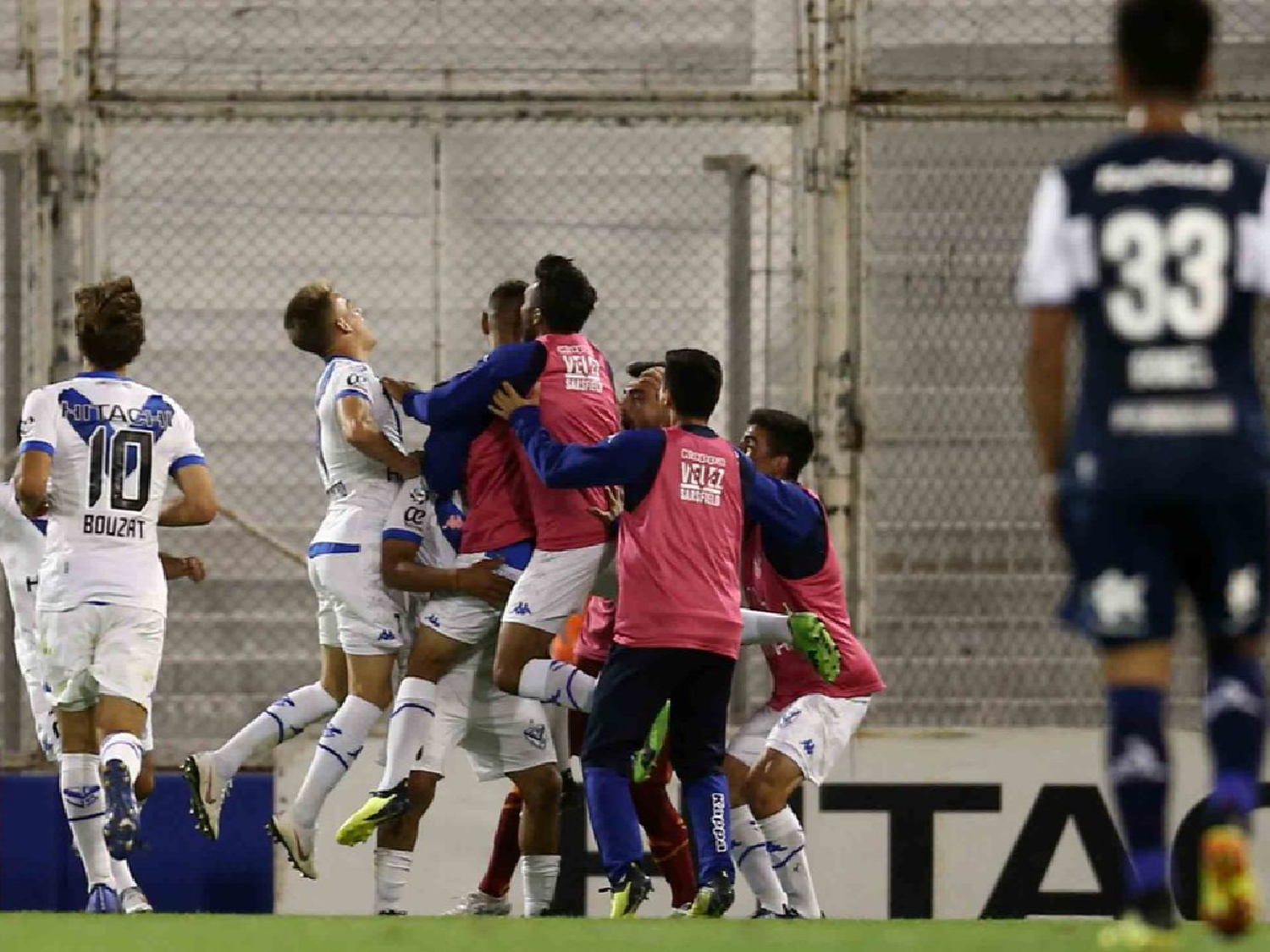 Vélez le ganó a Gimnasia y mejora su panorama