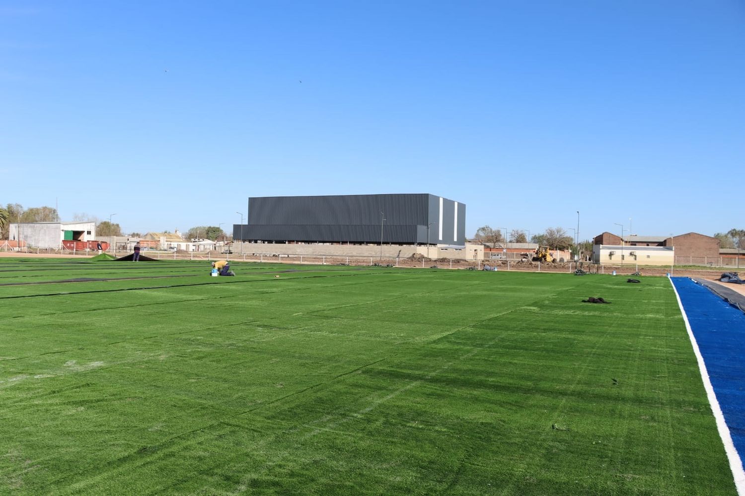 Comenzó la instalación del césped sintético en la cancha de hockey del Polideportivo Norte