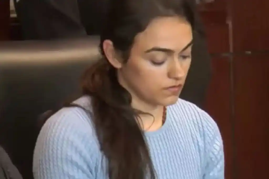 La mujer que degolló a sus hijos reaccionó con violencia en el tribunal y se negó a declarar