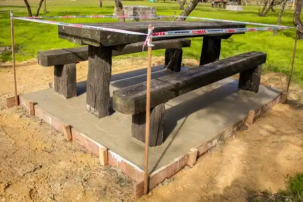 Realizan mejoras en mesas y asientos del Parque Unzué