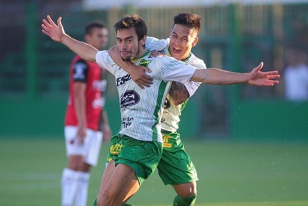 Defensa y Justicia vapuleó a Colón y quedó como único escolta de Racing
