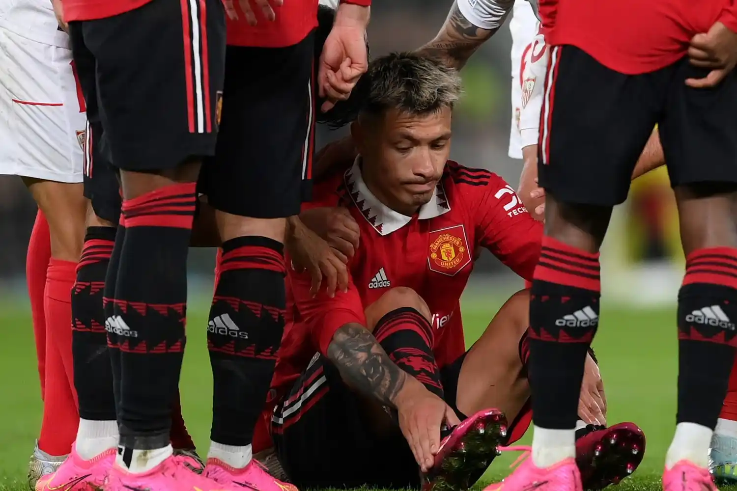 Lisandro Martínez sufrió una fractura del quinto metatarsiano del pie derecho y tendrá varias semanas de recuperación