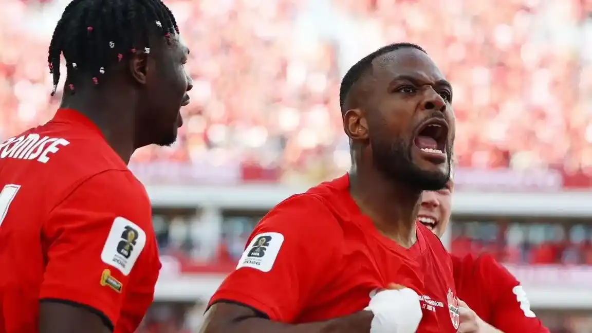Larin fue autor del gol canadiense.