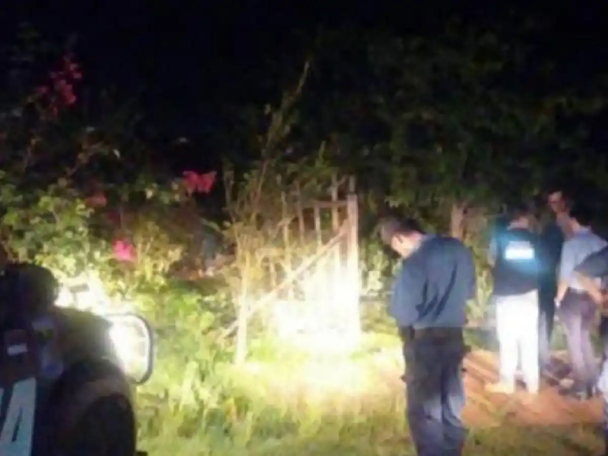 Invitó a dos hermanos de 5 y 8 años a buscar un huevo de Pascuas y los atacó a machetazos