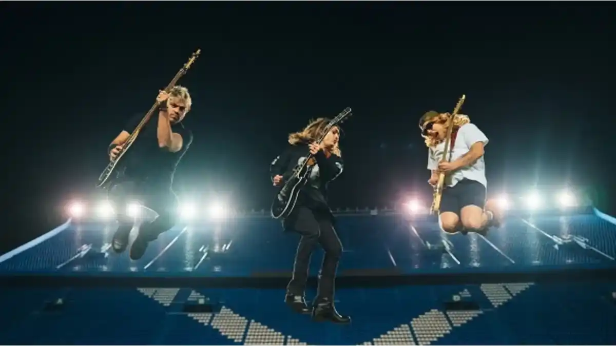 Los Sardelli llevaron al publico a través de una recorrida de unas tres horas por alrededor de 30 canciones.