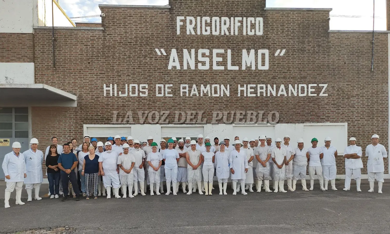 El personal de Anselmo e integrantes del gerenciamiento, este lunes en el comienzo de la jornada