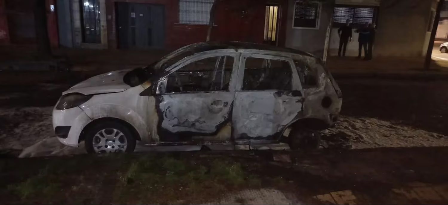 La Plata: incendió su propio auto para cobrar el seguro, pero quedó filmado y terminó preso