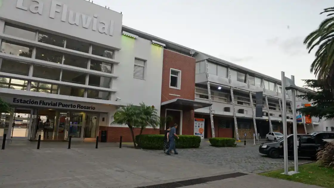 “Una mujer policía notificó que una persona se había caído al río”, afirman los familiares del joven desaparecido en La Fluvial