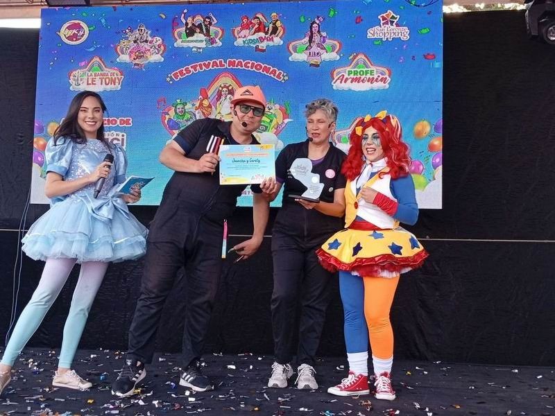 Juanchu y Caroly cautivaron a los niños de Paraguay