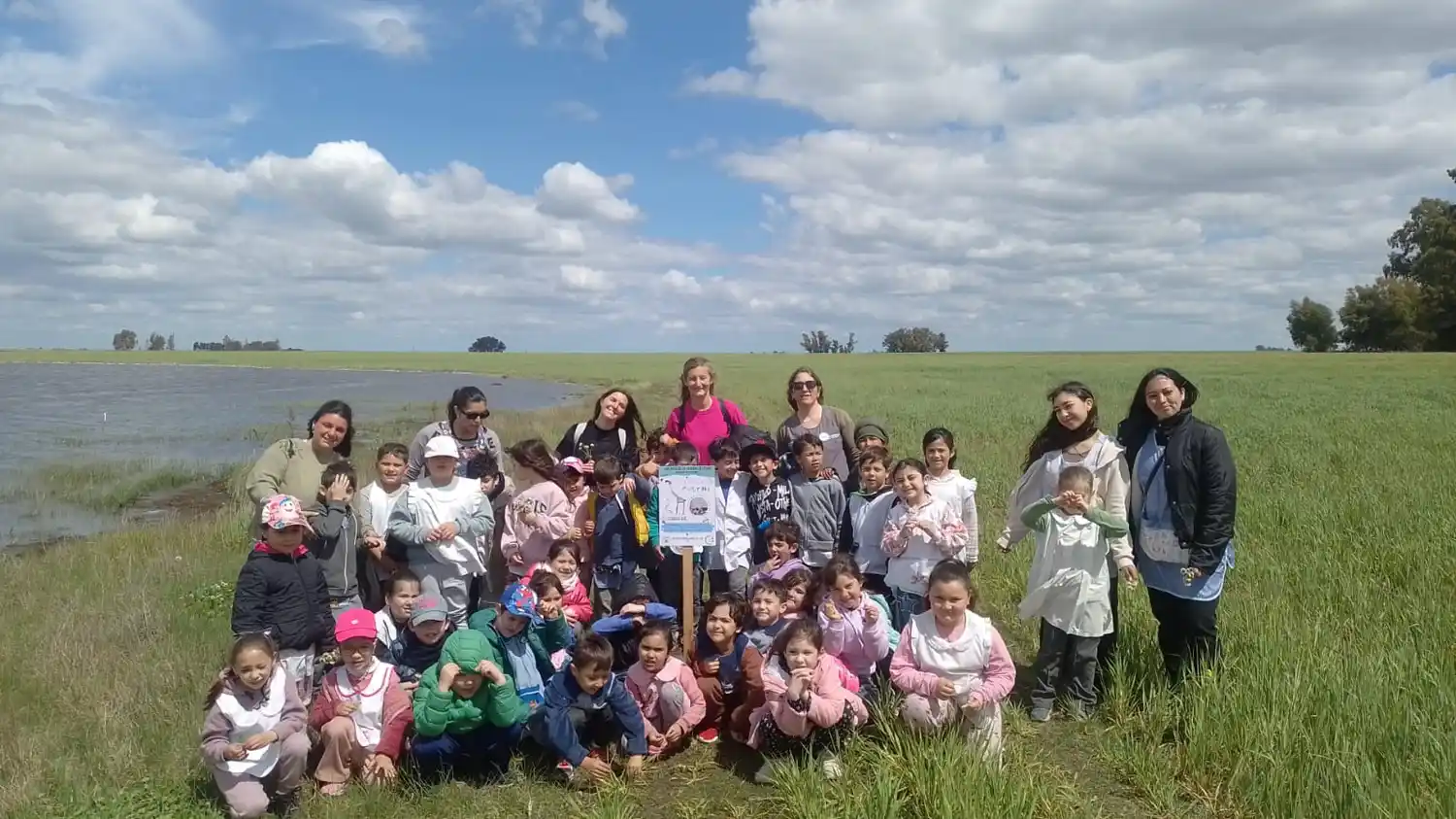 Alumnos y docentes en la laguna de Luján