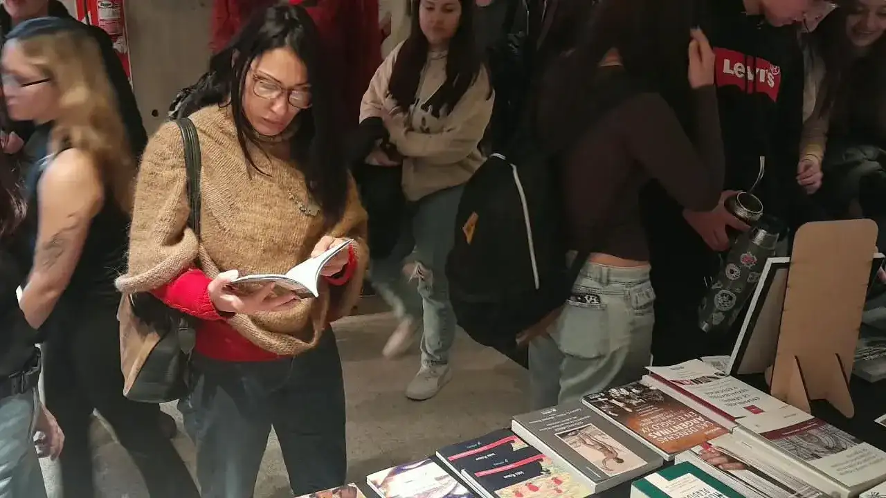 Editorial Unicen presentó sus ediciones en la Feria del Libro y la Cultura Indígena.