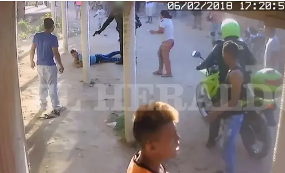 Colombia: Un policía mató a un delincuente que robó una gaseosa y lo amenazó con un cuchillo
