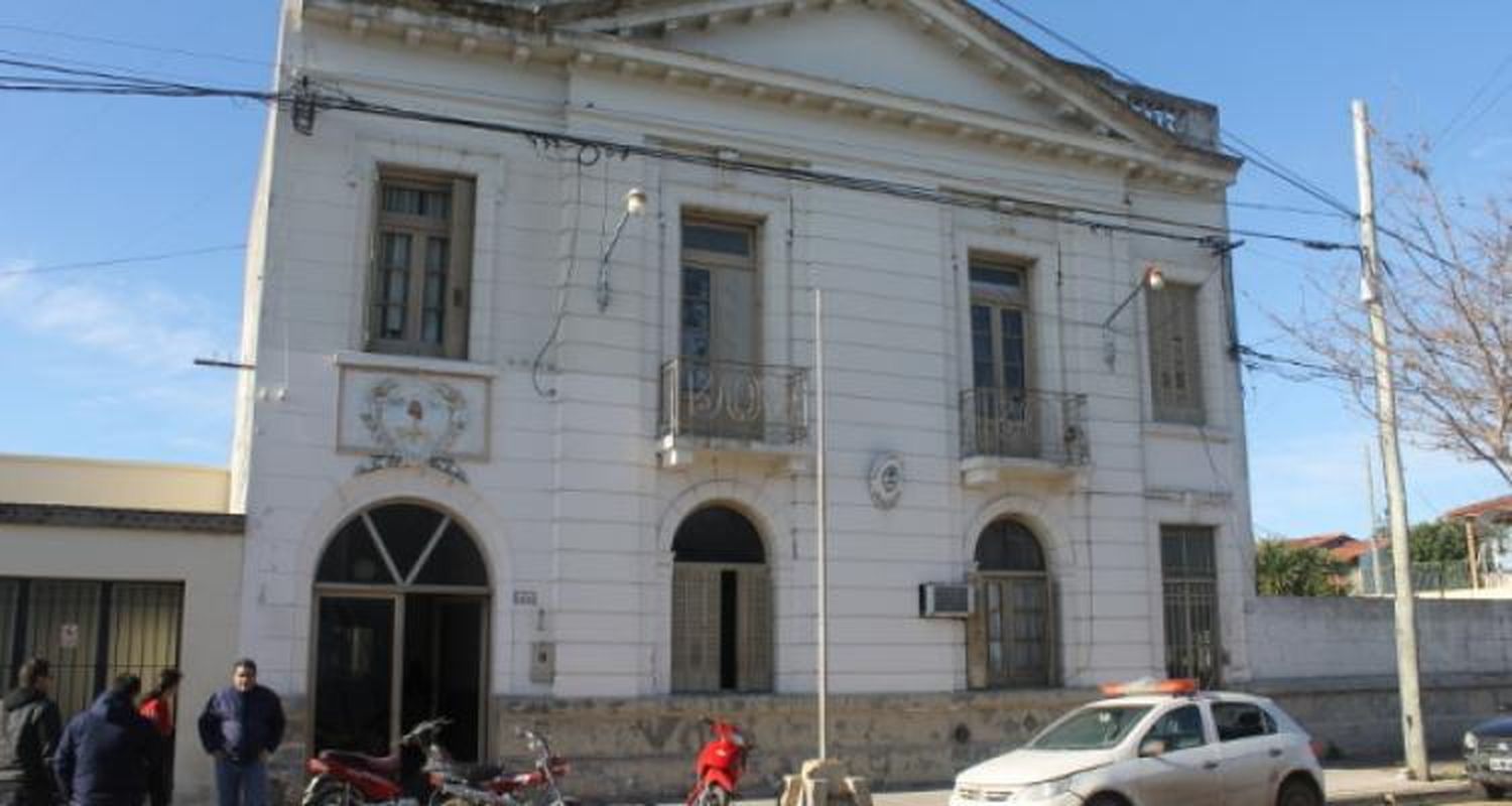 Denunció que golpearon a su hija