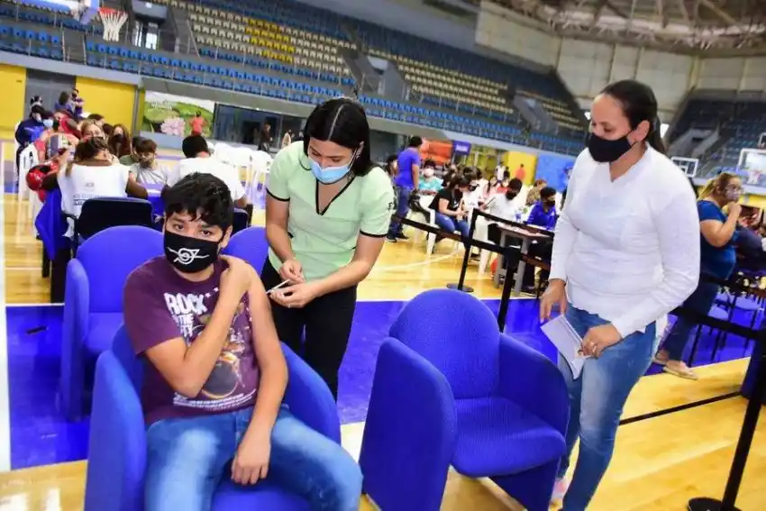 Vacunación Covid-19: Buena afluencia de adolescentes de 13 años recibieron la Pfizer