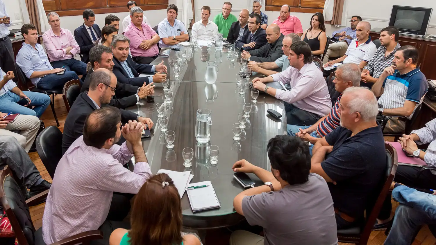 El ministro Farías recibió a representantes de municipios y comunas