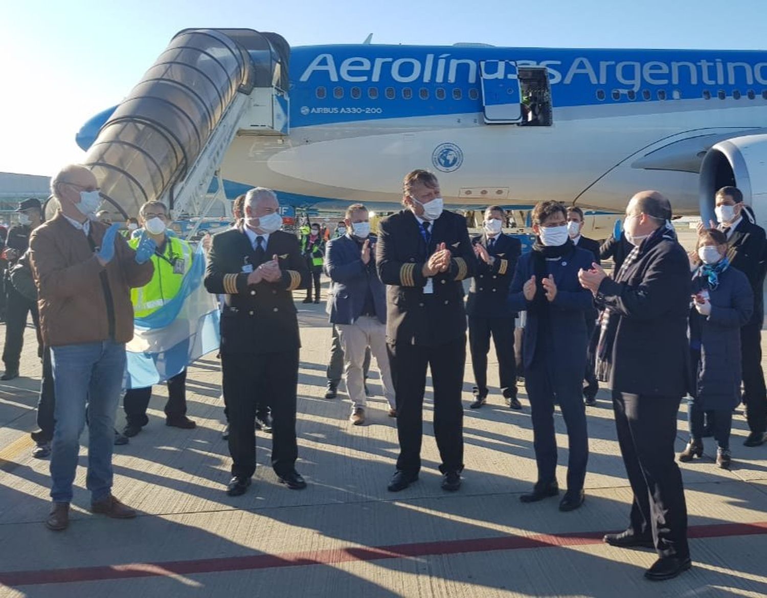 Coronavirus: Kicillof recibió al avión de China con toneladas de insumos para la Provincia