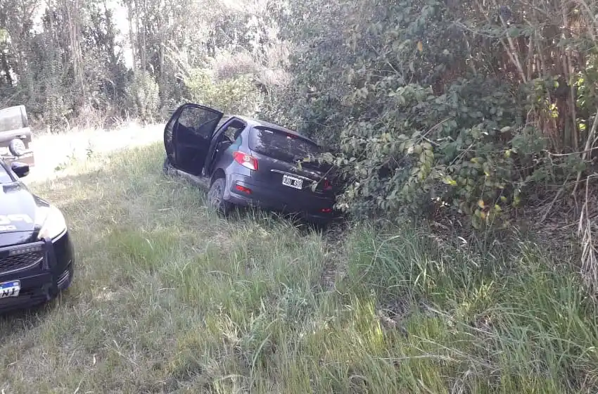 Circulaban armados en un auto robado, quisieron escapar de un control y fueron detenidos al caer en una zanja