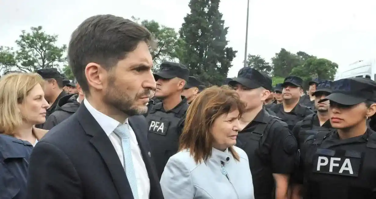 El gobernador de Santa Fe, Maximiliano Pullaro, junto a la ministra Patricia Bullrich en el lanzamiento del Plan Bandera, en Rosario.