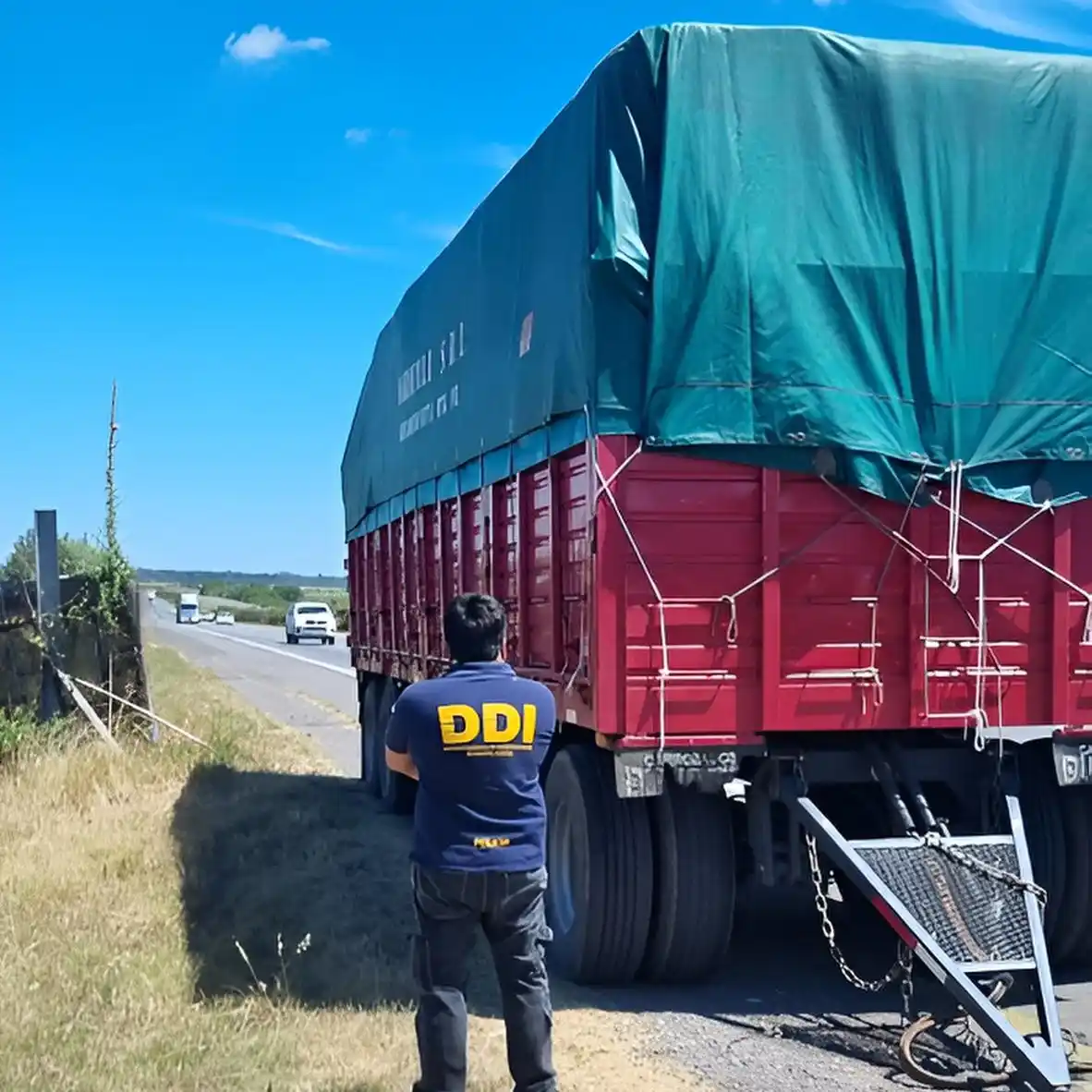 El acoplado fue abandonado por los delincuentes.