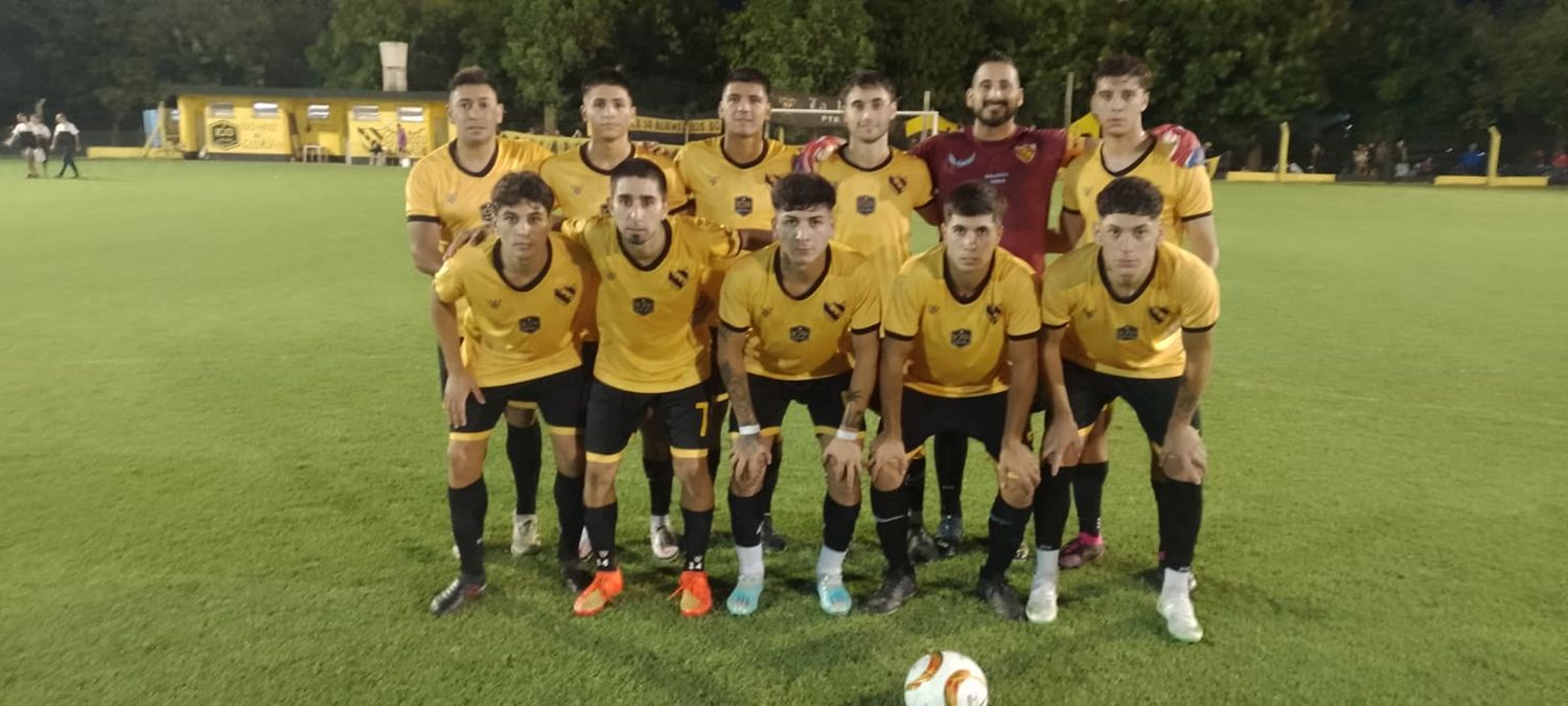 Peñarol, con Márques Semeao como héroe, derrotó en los penales a Carmelense y se metió en la siguiente ronda. Foto: Omar Lamarchesina.