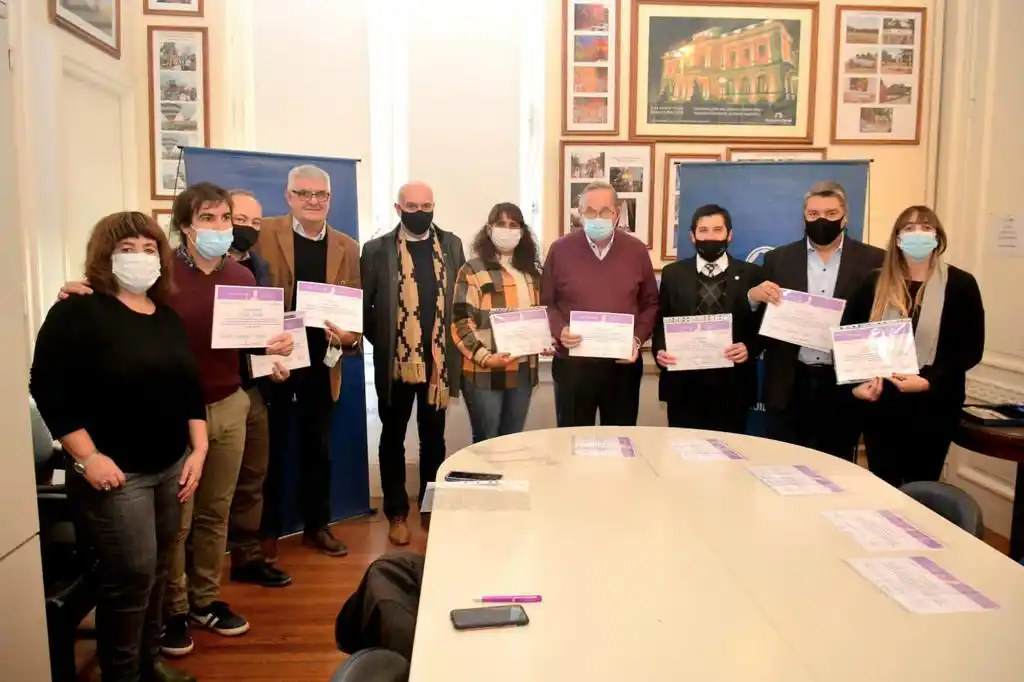 Se entregaron certificados a funcionarios que completaron capacitaciones establecidas en la Ley Micaela