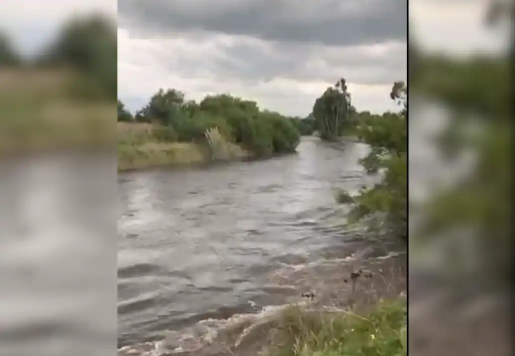 Preocupación de vecinos del ciclista por el nivel de agua del arroyo Orellano