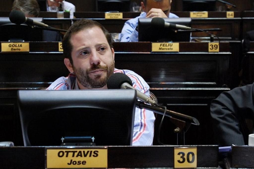 Ottavis y otro escándalo: Ahora fue procesado por obstruir el contacto de su hijo con su mamá