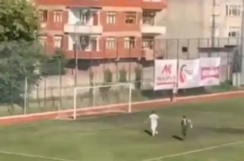Un futbolista turco falló el gol mas fácil de su vida