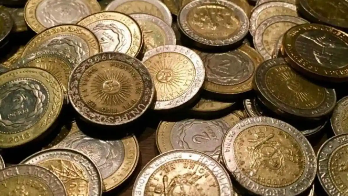 Crece el interés en vender monedas por kilo: cuánto se paga hoy en el mercado informal
