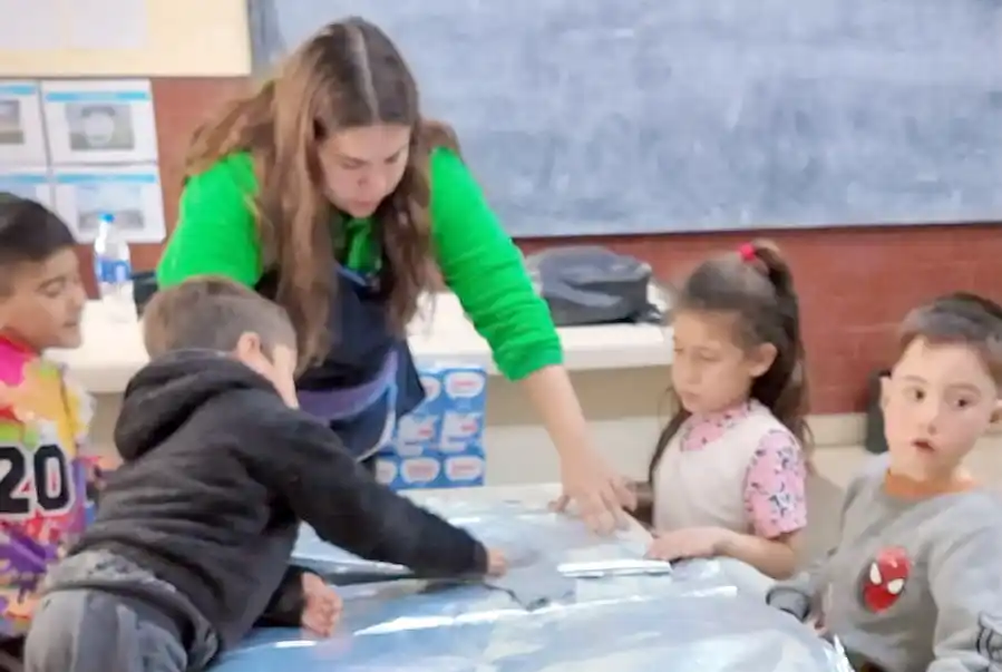 La maestra. Con sus alumnos de primer Año