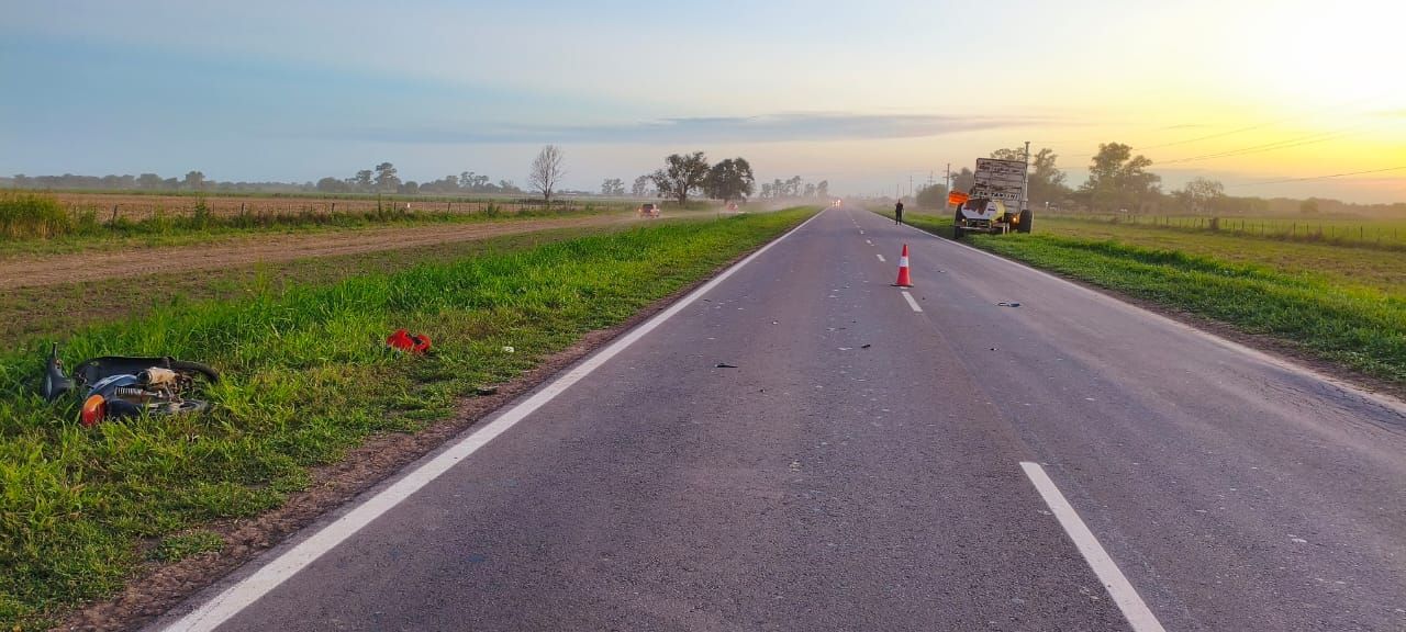 Un joven resultó gravemente herido tras chocar en moto contra una maquinaria agrícola en Ruta 23