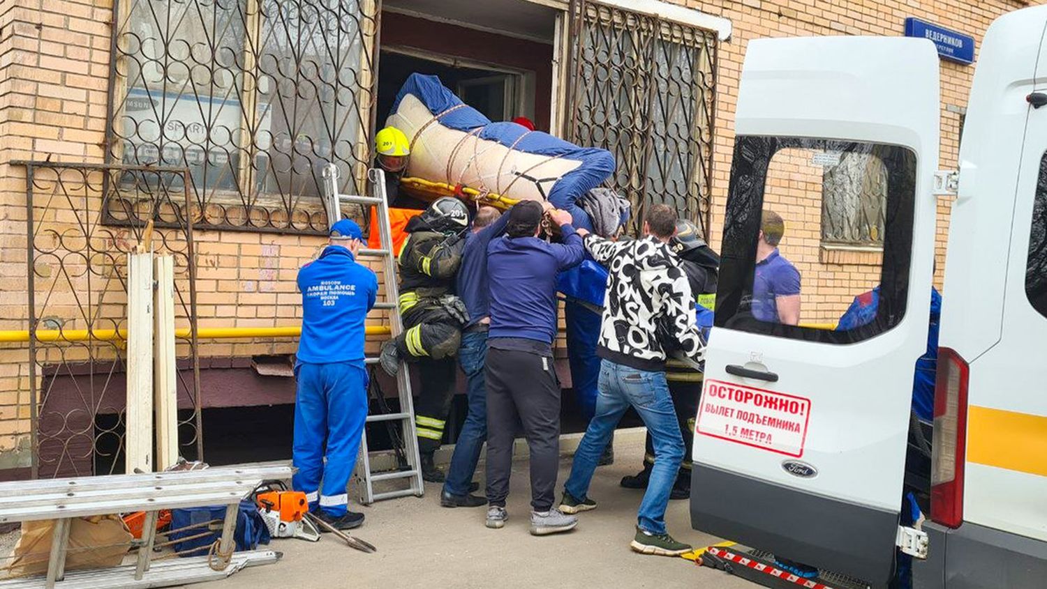 Los socorristas debieron sacar al hombre por una de las ventana.