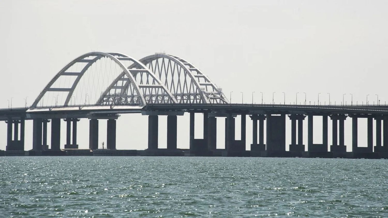 Ucrania informó que dañó gravemente el puente de Crimea