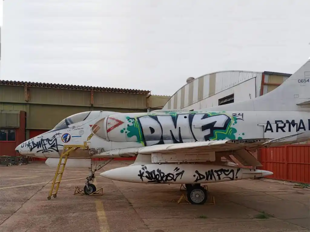 Avión grafiteado en Luzuriaga