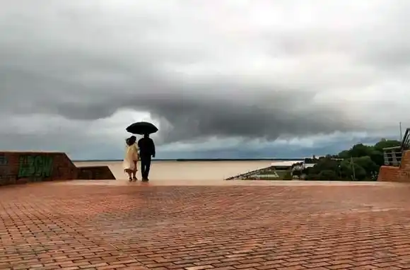 Domingo gris en Rosario: alerta amarilla por fuertes tormentas para esta noche