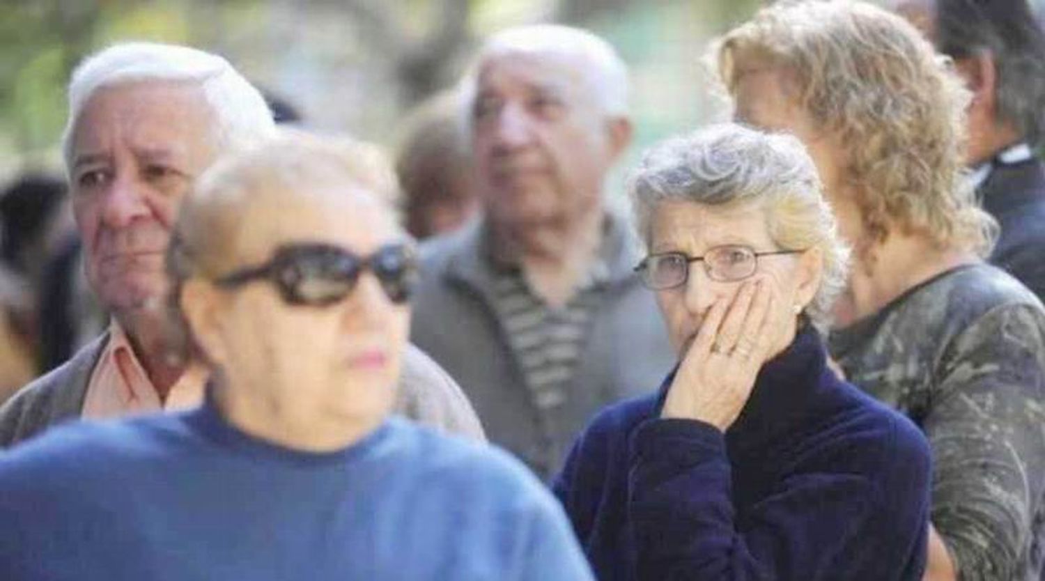 Jubilados y pensionados: el 17 de abril 
comienza el pago de la movilidad y el bono