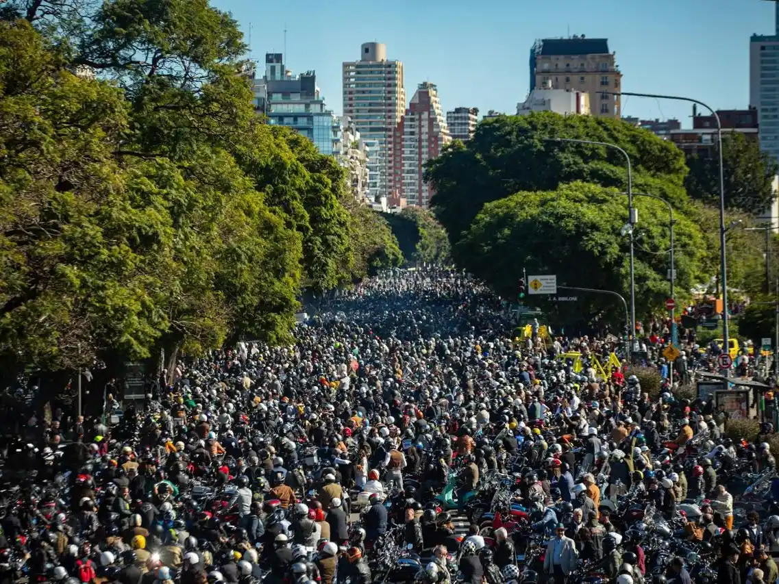 Miles de motociclistas en la “Distinguished Gentleman’s Ride 2025". Foto: Gentileza