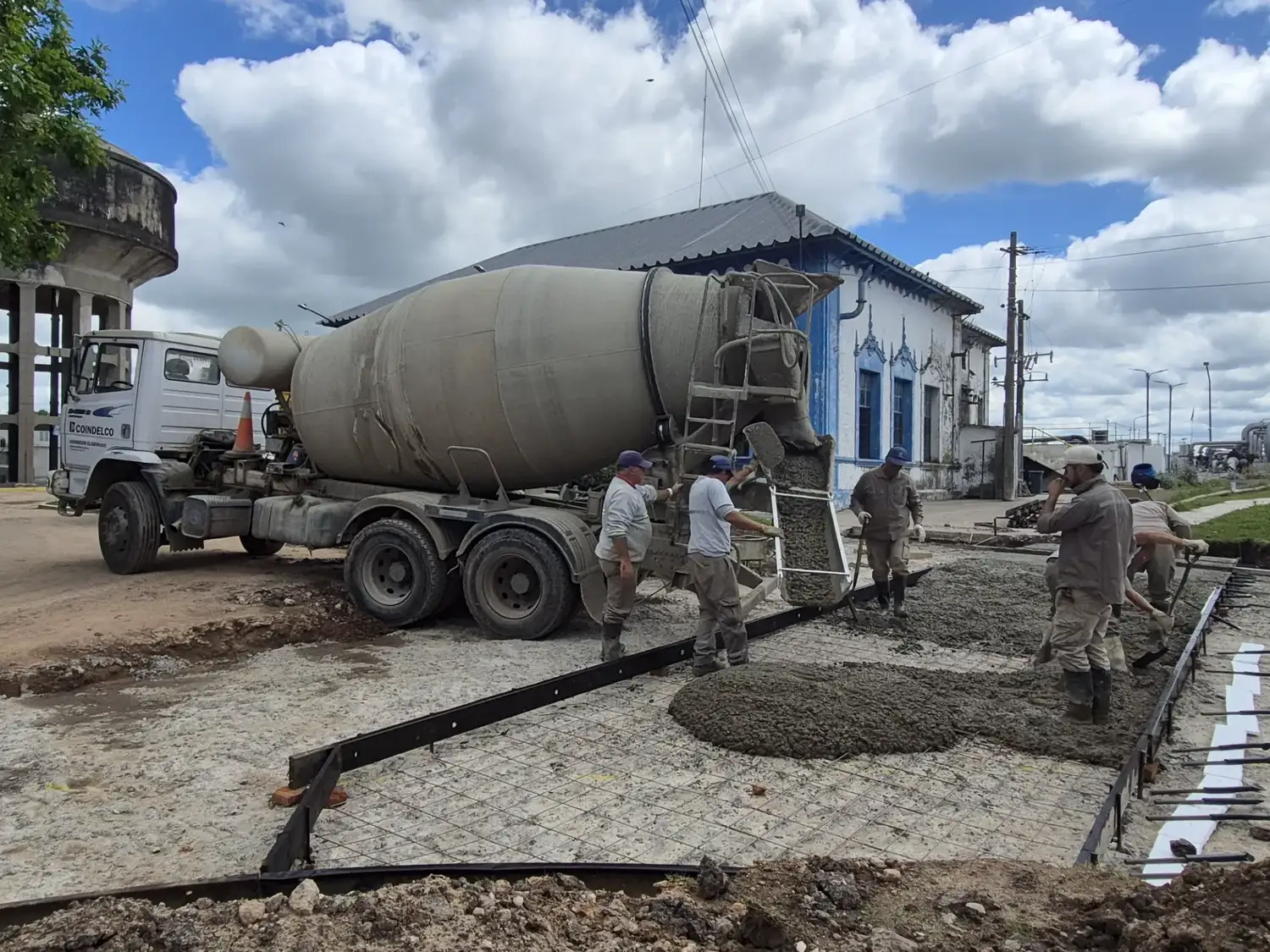 Avanza en la reconstrucción completa del acceso este al predio de Obras Sanitarias