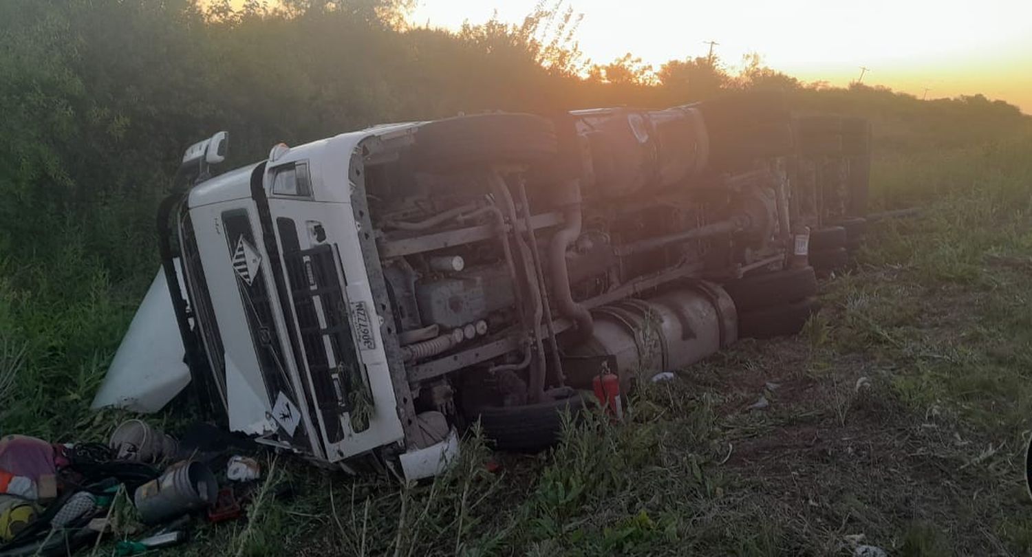 El vuelco de un camión activó un protocolo por derrame de químicos peligrosos