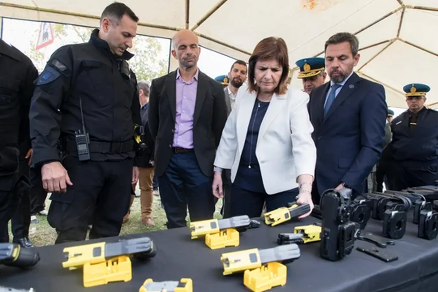 La Policía Federal comienza a usar pistolas Taser en estaciones de trenes y terminales de ómnibus