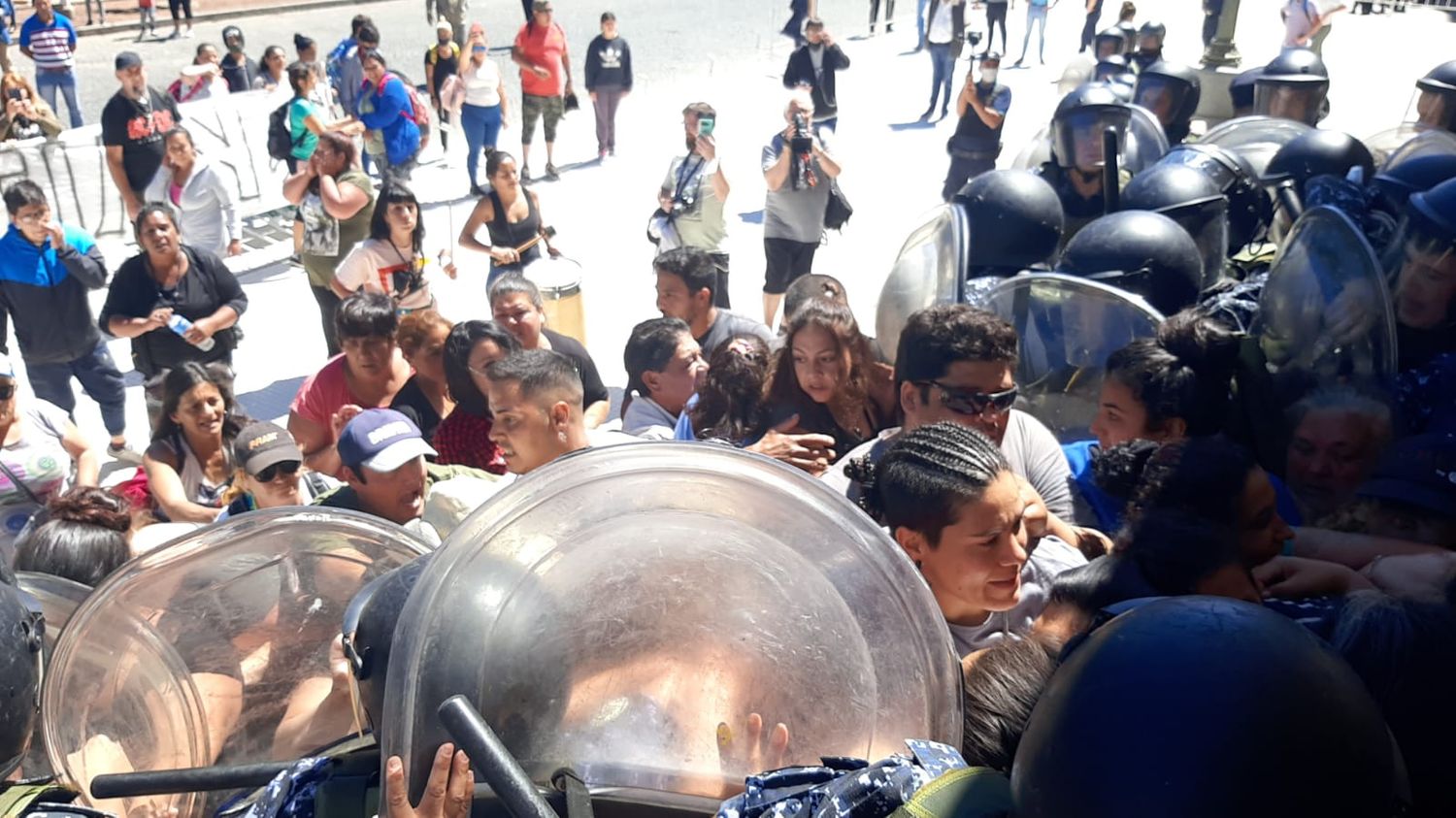 Tensión frente a la Municipalidad, gas pimienta y dos detenidos, los manifestantes acamparán allí