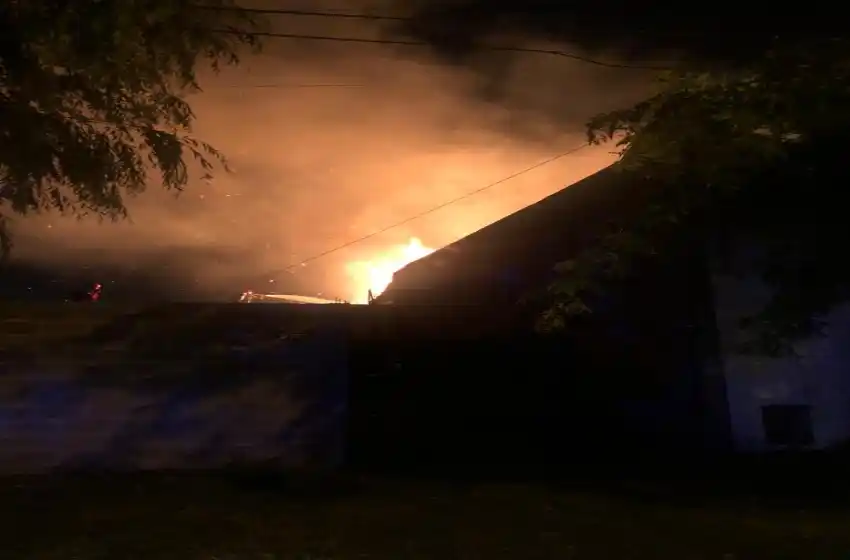 Se incendió un depósito del barrio Las Avenidas: investigan si fue provocado por una bengala