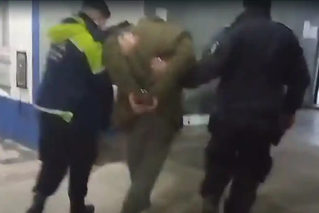 El hombre golpeó a su pareja hasta cortarle los labios.