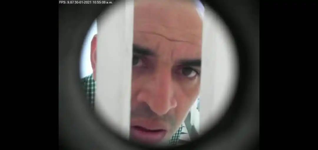 QUE MIEDO: tres tipos desconocidos revisaron un edificio piso por piso