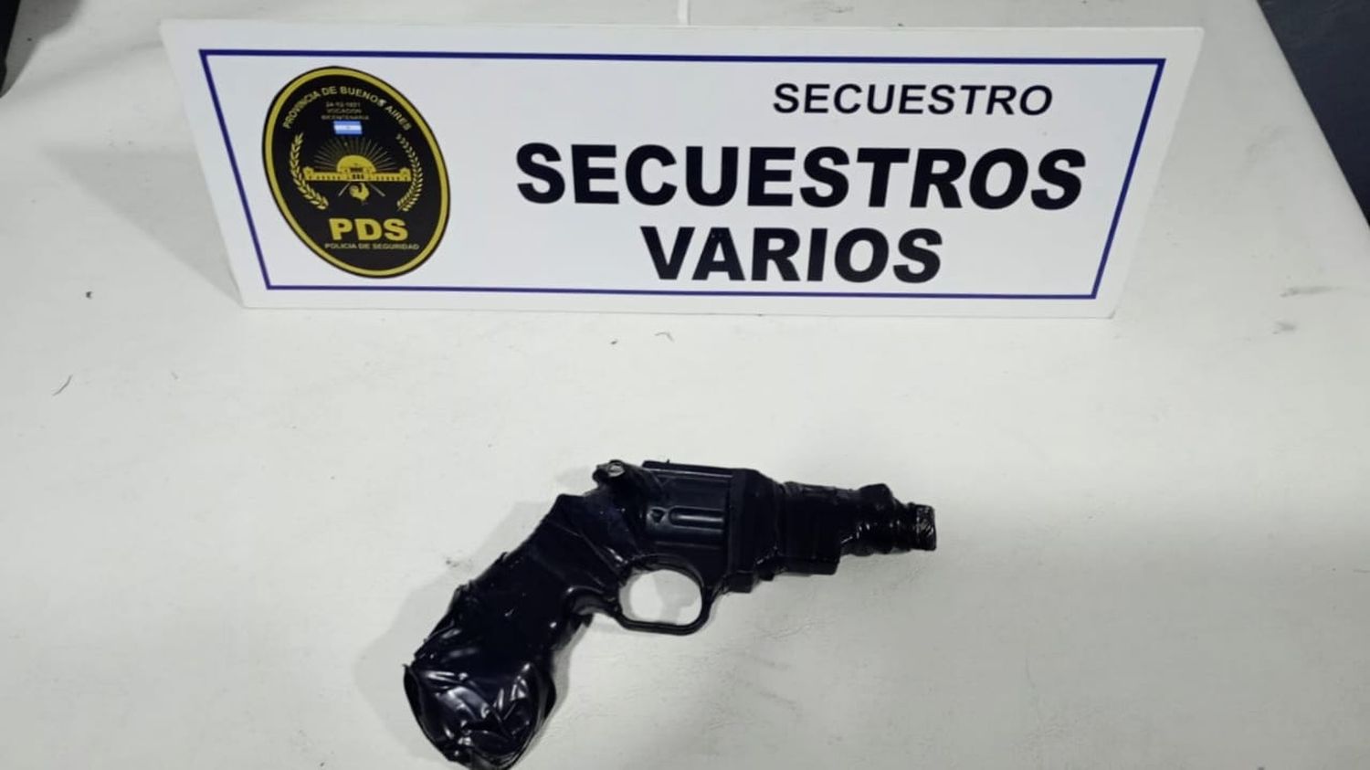 Le quiso robar a un taxista con un arma de utilería